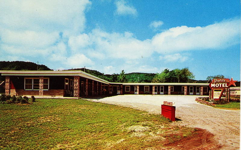 Superior Motel & Suites (Star-Lite Motel, Star Lite Motel) - Vintage Postcard (newer photo)